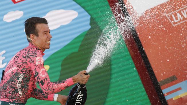 Rigoberto Urán celebra su triunfo en la etapa 17 de la Vuelta a España 2022.