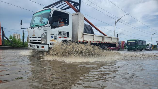 LLUVIAS Y HUECOS EN CIRCUNVALAR DE BARRANQUILLA