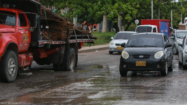 LLUVIAS Y HUECOS EN CIRCUNVALAR DE BARRANQUILLA