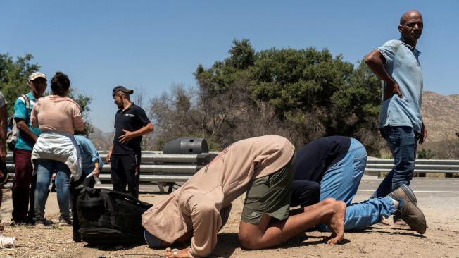 Migrantes mauritanos en EE.UU. tras cruzar la frontera desde México el pasado 6 de junio.