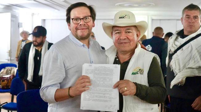 Firma de acuerdo entre el Gobierno Nacional y voceros del movimiento campesino.