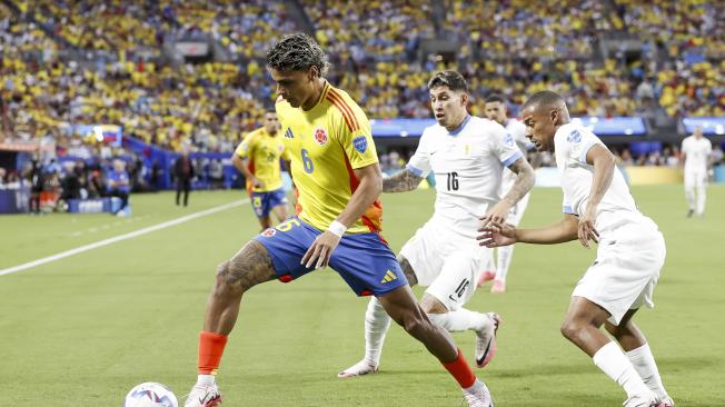 Charlotte (United States), 10/07/2024.- Colombia's Richard Rios (L) in action against Uruguay's Mathias Olivera (C) and Nicolas De La Cruz (R) during the first half of the CONMEBOL Copa America 2024 semi-finals match between Uruguay and Colombia in Charlotte, North Carolina, USA, 10 July 2024. EFE/EPA/BRIAN WESTERHOLT