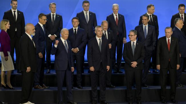 Jefes de Estado y de Gobierno de la OTAN posan para una foto, este miércoles en el Centro de Convenciones Walter E. Washington, en Washington