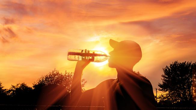 Mantenerse hidratado, una de las claves para evitar un golpe de calor.