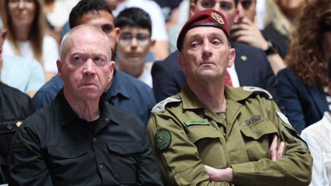 El Ministro de Defensa israelí, Yoav Gallant (izq.), y el Jefe de Estado Mayor del ejército, Herzi Halevi.