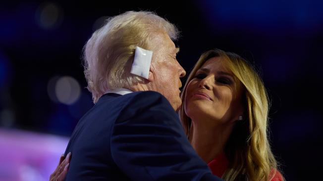 Milwaukee (United States), 18/07/2024.- Republican presidential nominee Donald J. Trump (L) goes to kiss his wife Melania Trump (R) at the end of the fourth day of the Republican National Convention (RNC) at Fiserv Forum in Milwaukee, Wisconsin, USA, 18 July 2024. The convention comes days after a 20-year-old Pennsylvania man attempted to assassinate former president and current Republican presidential nominee Donald Trump. The 2024 Republican National Convention is being held from 15 to 18 July, in which delegates of the United States' Republican Party select the party's nominees for president and vice president in the 2024 United States presidential election (Estados Unidos) EFE/EPA/ALLISON DINNER EPA-EFE/ALLISON DINNER