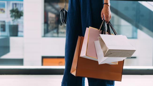 Asian womCompras imagen genericaen Beautiful girl is holding shopping bags and smiling