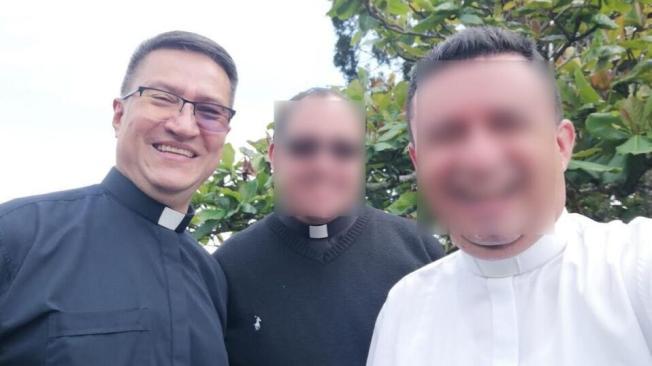 El padre Darío Valencia con dos amigos sacerdotes.