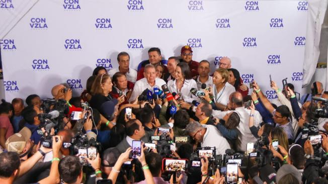 Fotografía tomada de la cuenta en X EdmundoGU, del candidato a la presidencia de Venezuela, Edmundo González Urrutia, de González Urrutia (c-i) en una rueda de prensa con la líder opositora venezolana María Corina Machado (c-d) este domingo, en Caracas (Venezuela). González Urrutia expresó sentirse "más que complacido" por las expectativas que hay respecto a los resultados de las elecciones, en las que compite contra nueve aspirantes, entre ellos, el actual mandatario Nicolás Maduro. EFE/ EdmundoGU /SOLO USO EDITORIAL/ SOLO DISPONIBLE PARA ILUSTRAR LA NOTICIA QUE ACOMPAÑA (CRÉDITO OBLIGATORIO)