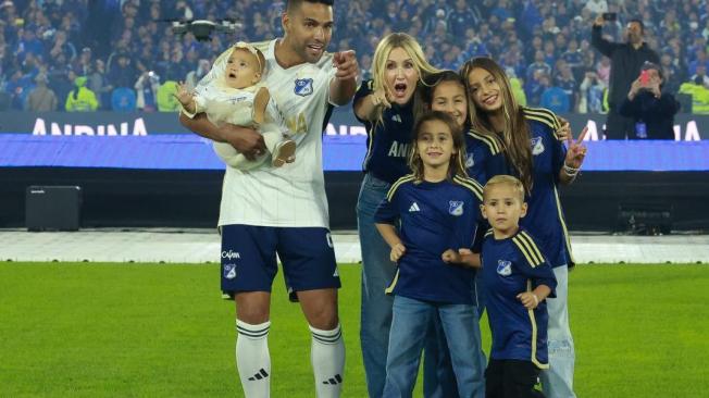 Falcao García, con su esposa, Lorelei Taron, y sus hijos, en la presentación oficial con Millonarios.