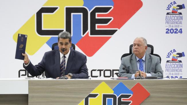 El presidente de Venezuela, Nicolás Maduro, junto al presidente de Consejo Nacional Electoral (CNE), Elvis Amoroso, este lunes, durante la entrega del acta de juramentación del presidente electo.