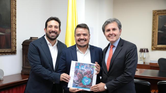 Diego Guevara, viceministro de Hacienda, Jairo Bautista, director de Presupuesto, y José Roberto Acosta, director de Crédito Público, tras radicar el Presupuesto,