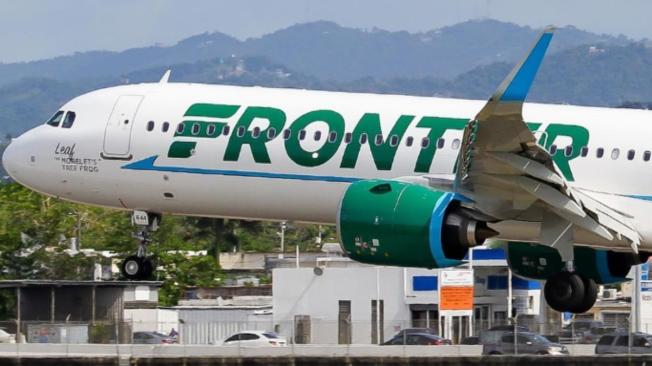 Avión de Frontier Airlines emprendiendo vuelo