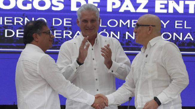 Presidente Petro y Antonio García se dan la mano en firma del cese del fuego en La Habana en junio del 2023.