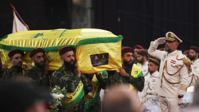 Combatientes de Hezbolá portan el féretro del comandante asesinado Fuad Shukr.