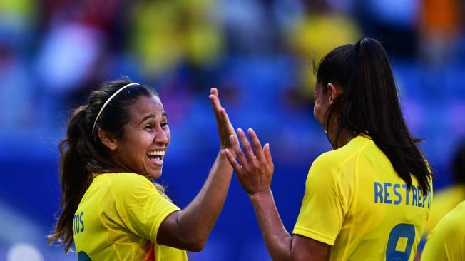 Leicy Santos anota el segundo gol de Colombia contra España.