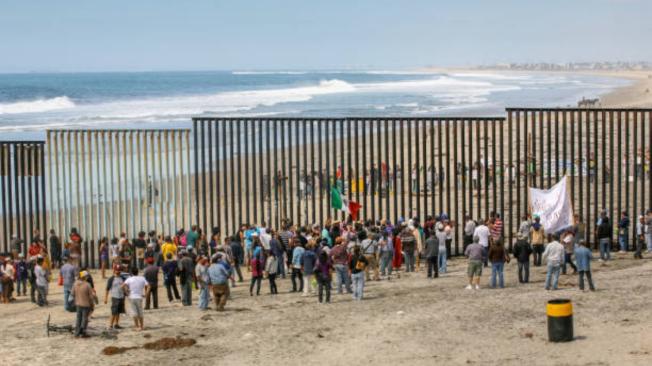 Migrantes en la frontera de México y Estados Unidos.