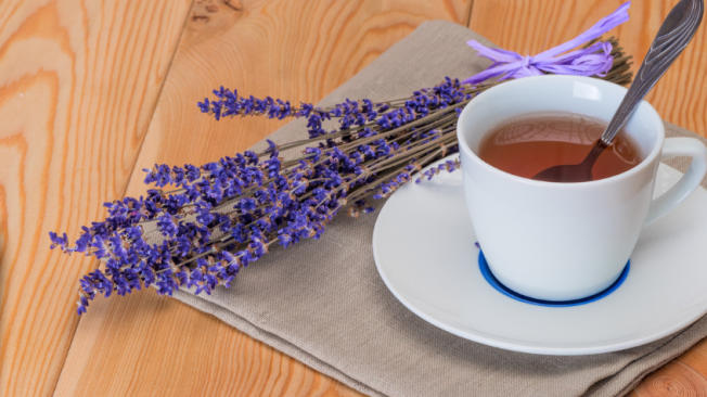 Una de las formas naturales de promover un mejor estado de ánimo es a través del consumo de té de lavanda