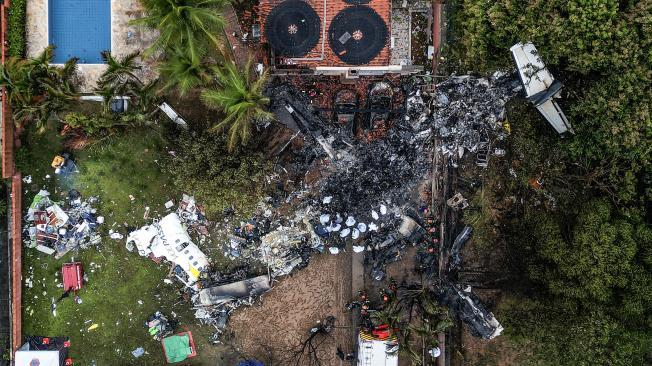 Vista aérea de los restos de un avión que se estrelló en Brasil.