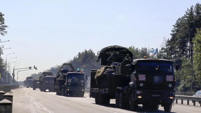 Tropas rusas entregando equipamiento militar en la región rusa de Kursk.