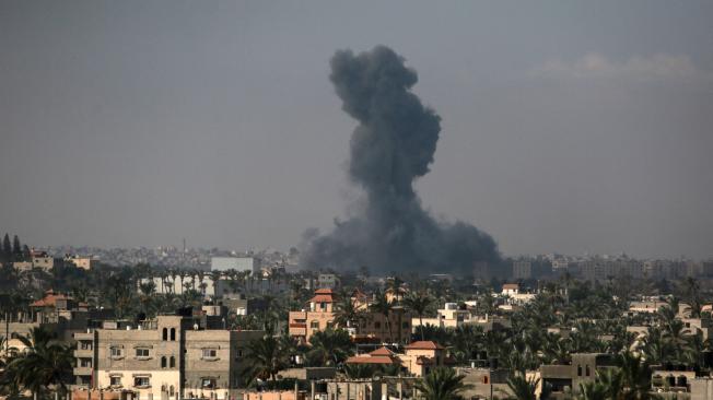 Bombardeo israelí sobre el distrito residencial de Hamad y sus alrededores en Jan Yunis, Gaza.