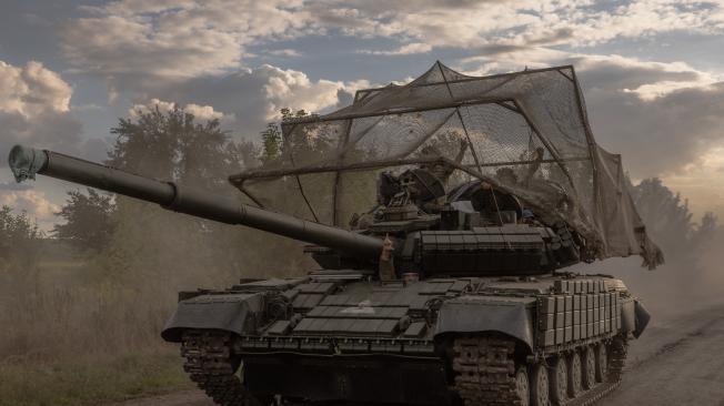 Militares ucranianos conducen un tanque T-64 de fabricación soviética en la región de Sumy, cerca de la frontera con Rusia.