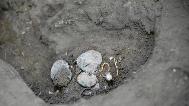 Los pendientes de oro se preservaron durante casi 2.000 años.