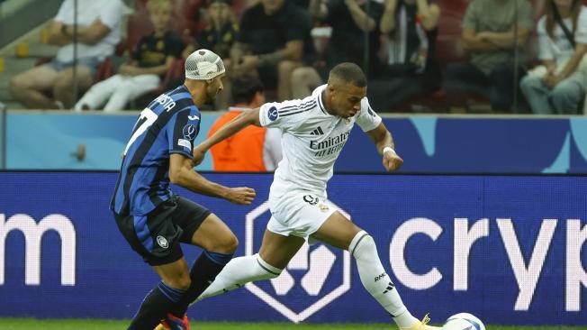 El delantero francés del Real Madrid Kylian Mbappé (d) pelea un balón con el centrocampista del Atalanta Davide Zappacosta durante la Supercopa de Europa de fútbol, entre el Real Madrid y el Atalanta, este miércoles en el Estadio Nacional de Polonia, en Varsovia.EFE/ Mariscal