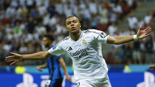 El delantero francés del Real Madrid Kylian Mbappé celebra su gol durante la disputa de la Supercopa de Europa de fútbol que Real Madrid y Atalanta juegan este miércoles en el Estadio Nacional de Polonia, en Varsovia.EFE/ Mariscal