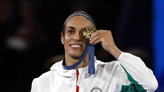 La ganadora de la medalla de oro, Imane Khelif, de Argelia, posa en el podio de la categoría final femenina de 66 kg de las competiciones de boxeo de los Juegos Olímpicos de París 2024 en Roland Garros en París (Francia).