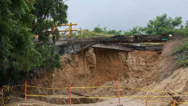 La Avenida Circunvalar se encuentra llena de huecos los cuales contribuyen a la mala movilidad de la importante vía que une a la ciudad con el municipio de Soledad, Atlántico, y que se acentúan durante y después de la lluvia. En la imagen, el hueco ubicado en el puente de la calle 30 con Avenida Circunvalar, el cual se originó el 31 de mayo, llevándose consigo cuatro vidas humanas.