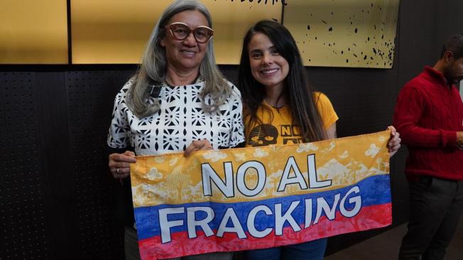 La viceministra de Ambiente, Tatiana Roa y la senadora del Pacto Histórico, Esmeralda Hernández, este miércoles durante la presentación del proyecto de Ley que busca prohibir el 'fracking' en Colombia.