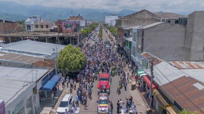 Tras la multitudinaria despedida en medio de aplausos, banderas y pañuelos blancos, Roqueme será sepultado este jueves en Cúcuta, tierra natal del mandatario.