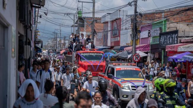 Tras la multitudinaria despedida en medio de aplausos, banderas y pañuelos blancos, Roqueme será sepultado este jueves en Cúcuta, tierra natal del mandatario.