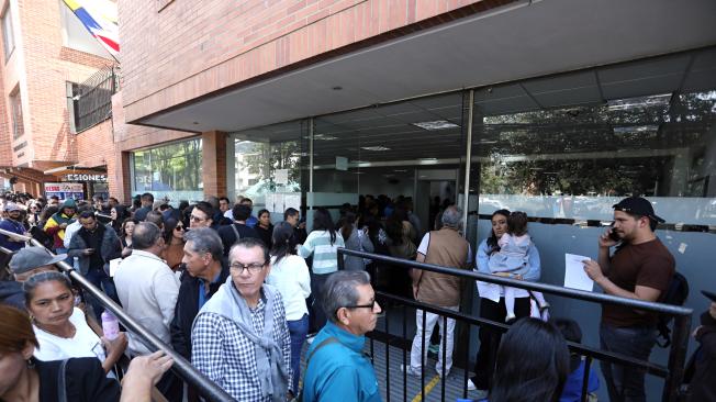 Bogotá agosto 22 de 2024. Largas filas a está hora en la Oficina de Pasaportes Sede Norte - Ministerio de Relaciones Exteriores. Fotos @miltondiazfoto / El Tiempo