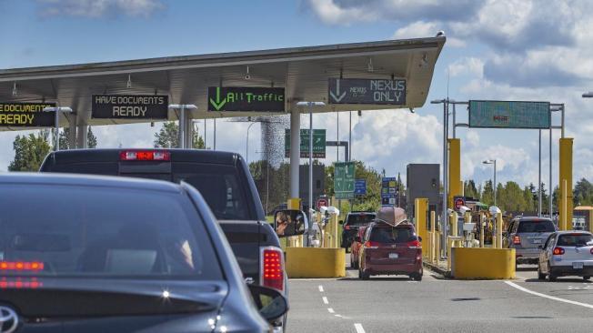 La agencia procesa a miles de migrantes a diario en los distintos puertos de entrada a lo largo de las fronteras.