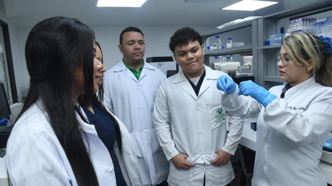 Parte del equipo del CICV de Unisimón que trabajo en la técnica LAMP para dengue.