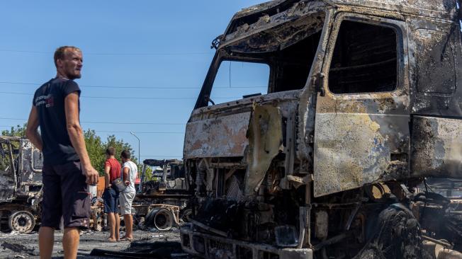 Camiones quemados en un lugar tras un ataque aéreo, en la región de Odesa.