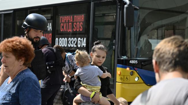 Un tren de evacuación en un lugar no revelado de la región de Donetsk en medio de la invasión rusa de Ucrania.