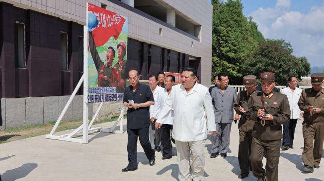 Kim Jong Un asiste con sus asesores militares a las pruebas con drones.