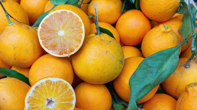 El color de las naranjas puede ser una ilusión dependiendo el color más cercano.
