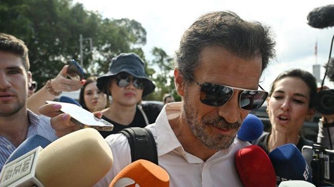 El actor Rodolfo Sancho, quien protagonizó "La Señora", al momento de llegar al tribunal en Tailandia donde era juzgado su hijo.