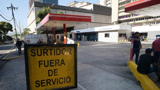 Imagen de una estación de combustible en caracas, fuera de servicio debido al masivo apagón en todo el país.