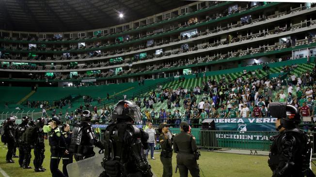 Policía vigila a hinchas del Cali tras invasión a la cancha.