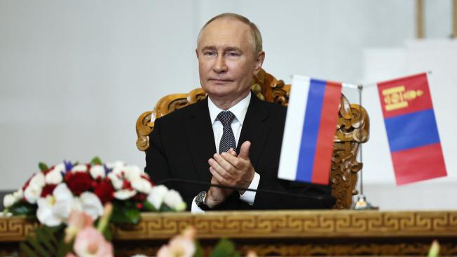 El presidente de Rusia, Vladímir Putin, asiste a una ceremonia de firma con el presidente de Mongolia.