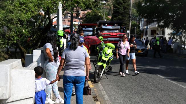 Situación a esta hora en la ciudad de Cali, en la vía al Mar donde  se reporta presencia de 5 volquetes y 3 cama bajas. En el lugar se da paso a un solo carril  y agentes de Tránsito ayudan a regular el flujo vehicular.