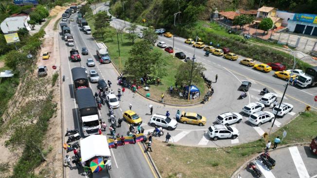 Paro de transportadores vía aeropuerto Palonegro, en Lebrija.