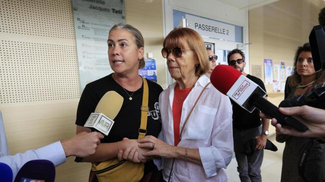 Gisele Pelicot (derecha) y su hija Caroline Darian hablan con los medios de comunicación a la salida del tribunal.