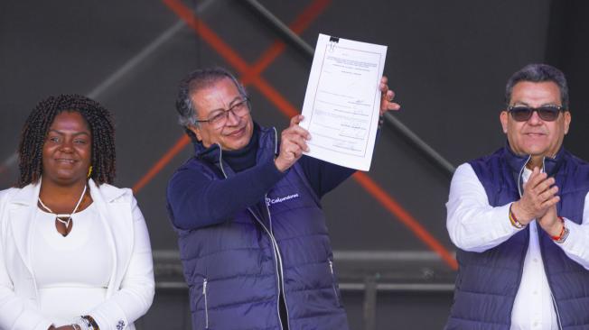 Francia Márquez, Gustavo Petro y Jaime Dussán en la sanción de la reforma pensional