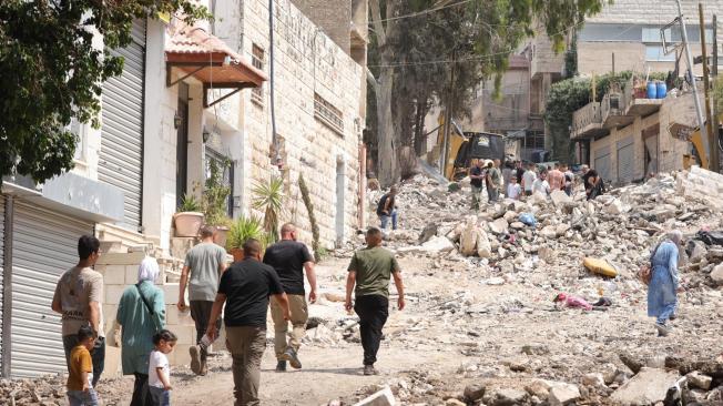 Palestinos evalúan los daños de la operación militar de Israel en Jenin, en Cisjordania.